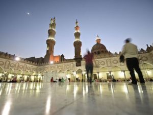 Egyptians visit Al-Azhar mosque in Cairo during the holy month of Ramadan on June 22, 2015. (AFP/ Mohamed el-Shahed)