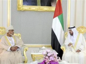 صورة ارشيفية تجمع بين رئيس دولة الامارات الشيخ خليفة بن زايد ال نهيان ( الى اليمين) وسلطان عمان السلطان قابوس بن سعيد 
