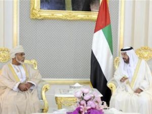 صورة ارشيفية تجمع بين رئيس دولة الامارات الشيخ خليفة بن زايد ال نهيان ( الى اليمين) وسلطان عمان السلطان قابوس بن سعيد 

