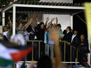Palestinian President Mahmoud Abbas addresses released Palestinian prisoners at his headquarters in the West Bank city of Ramallah (AFP/ABBAS MOMANI)