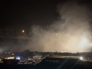 الدخان يتصاعد من موقع تحطم الطاائرة الاميركية في دبي
