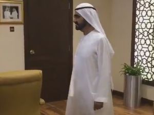 When Sheikh Mohammad paid a surprise visit to senior government officials, he was confronted by a row of empty desks. (Twitter/Dubai Media Office)
