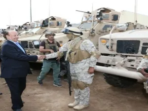 الرئيس اليمني عبد ربه هادي يصافح جنود اماراتيين