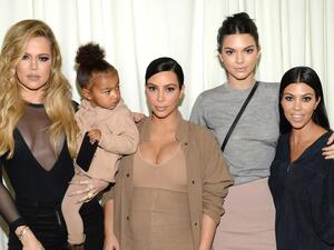 كيم كارداشيان وشقيقاتها