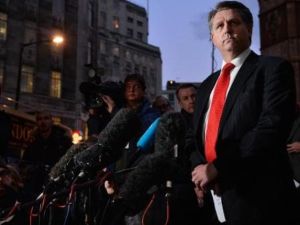 مفتش كيفن هايلاند يتحدث الى وسائل الاعام امام مقر سكتلاند يارد في لندن
