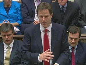 نائب رئيس الوزراء البريطاني نيك كليج (في المنتصف) لدى حديثه في البرلمان