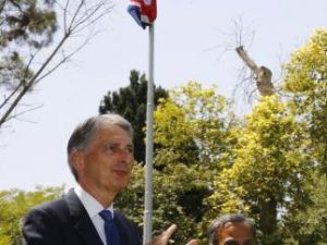 وزير الخارجية البريطاني فيليب هاموند (إلى اليسار) لدى رفع العلم البريطاني في السفارة البريطانية بطهران
