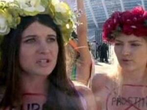 اوكرانيات عاريات الصدر يتظاهرن في اللوفر 