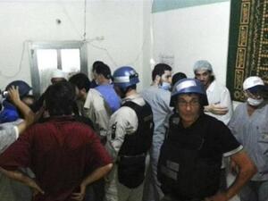 مفتشو الاسلحة التابعون للامم المتحدة اثناء زيارة مستشفى في ضاحية بدمشق
