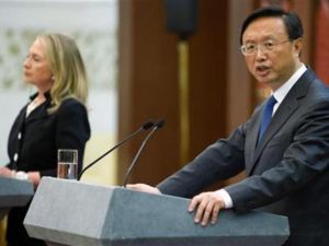 وزير الخارجية الصيني يانغ جيه تشي في مؤتمر صحفي مع نظيرته الامريكية هيلاري كلينتون في بكين
