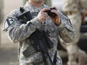 جندي امريكي يلتقط صورة اثناء مراسم تسليم قاعدة عسكرية امريكية إلى قوات الامن العراقية في الديوانية 
