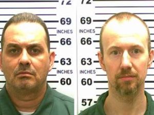  ريتشارد مات الذي قتلته الشرطة (يسار) وديفيد سويت الذي تبحث عنه سلطات نيويورك
