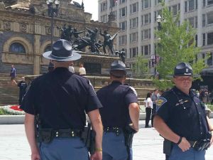 رصاص المهاجمين استهدف سيارة للشرطة

