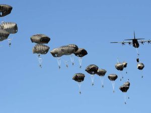 هبوط مظليون أميركيون وبريطانيون وبولنديون على أرض عسكرية في بولندا