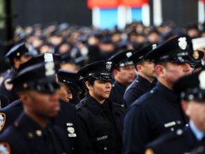 ضباط شرطة خلال تشييع رافائيل راموس/أ.ف.ب