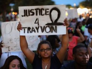 انصار القتيل تريفون مارتن خارج المحكمة/أ.ف.ب