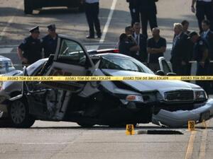 سيارة شرطة تضررت خلال المطاردة/أ.ف.ب