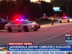 تأخرت رحلات عدة وتم إنزال ركاب من الطائرات وتحويل الرحلات الجوية إلى مطار آخر في فلوريدا