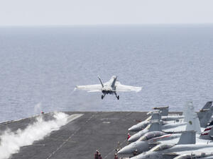 حاملة طائرات امريكية