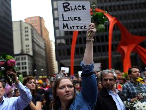 احتجاجات منددة بتظاهرات اليمين المتطرف في مدينة “تشارلوتسفيل” بولاية فيرجينيا