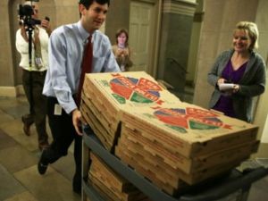 موظف ينقل بيتزا لاعضاء الكونغرس المجتمعين للتوصل الى اتفاق بشأن الدين/أ.ف.ب