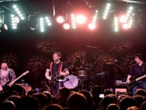 فرقة "إيغلز أوف ديث ميتال" التي كانت تحيي حفلا في مسرح باتاكلان في باريس