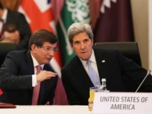 وزيرا خارجية الولايات المتحدة جون كيري وتركيا احمد داود اوغلو خلال مؤتمر اصدقاء سوريا في اسطنبول/أ.ف.ب