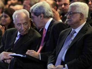 وزير الخارجية الأمريكي جون كيري يتوسط الرئيسين الفلسطيني عباس والاسرائيلي بيريز