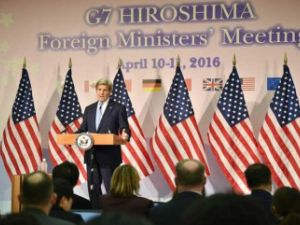  وزير الخارجية الاميركي جون كيري خلال زيارة تاريخية لهيروشيما