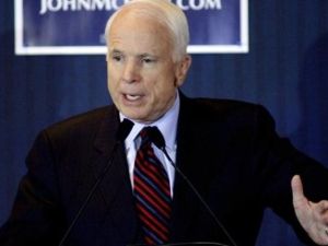 السيناتور الأمريكي جون ماكين المعروف بمواقفه المعادية لروسيا