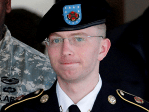 الجندي الأمريكي برادلي مانينغ، المدان بتقديم وثائق سرية إلى موقع (ويكيليكس) الإلكتروني