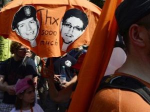 أعلن ديفيد كومبس محامي مانينغ أن فريق الدفاع ينوي توجيه طلب بالعفو عن موكله