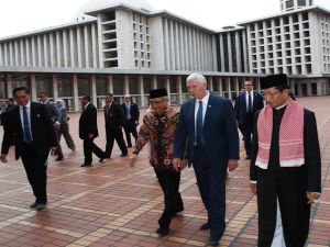 نائب الرئيس الأمريكي، مايك بنس، يزور مسجد “الاستقلال”، أكبر مساجد إندونيسيا