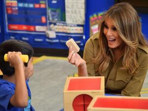 ميلانيا ترامب خلال زيارتها مدرسة دولية أميركية في الرياض