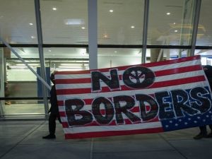 احتجاجات في نيويورك على قرار ترامب بشأن حظر دخول مواطني بعض الدول
