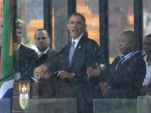 الرئيس الاميركي يلقي كلمته خلال التأبين والى جانبه المترجم "المحتال".