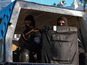 عنصران من الأمن المصري