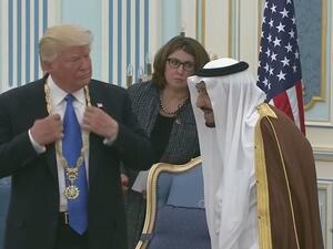 الملك السعودي يقلد الرئيس الأمريكي ترامب، وسام الملك عبد العزيز