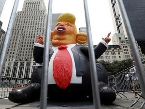 دمية ضخمة على هيئة جرذ، تشبه الرئيس الأمريكي دونالد ترامب