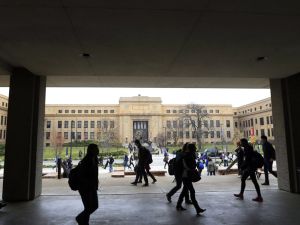 عشرات الولايات الأميركية اختارت السماح بحيازة الأسلحة في الجامعات.