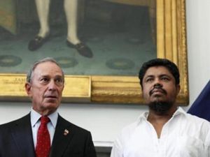 السائق المعتدى عليه شريف احمد مع عمدة نيويورك