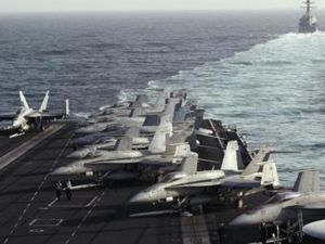 حاملة طائرات امريكية خلال عبورها مضيق هرمز
