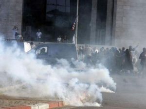 متظاهرون امام السفارة الاميركية في القاهرة