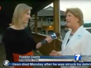 لقطة من الفيديو قبل لحظات من اصابة المذيعة (يسار) بالرصاص