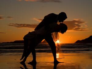  لكل العاشقين: استمعوا لهذه الاغاني في عيد الحب!  