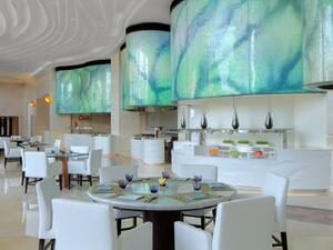 يقام  البرنش في هذا المطعم الفاخر كل يوم جمعة من الساعة الواحدة ظهراً حتى الرابعة مساءً.