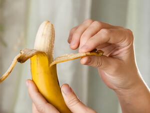 الموز هو علاج ممتاز للحرقة لأنه مصدر جيد للحموضة

