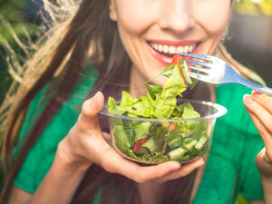 تناول طبق من السلطة العلاجية لمرضى السكر