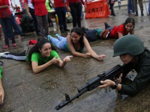 الفنزويليون يتعلمون إطلاق النار والقتال لمواجهة "التهديد" الأمريكي
