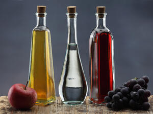 يكفي أن تستعملي مادة الخلّ الابيض في تنظيف غسالة الصحون لديك